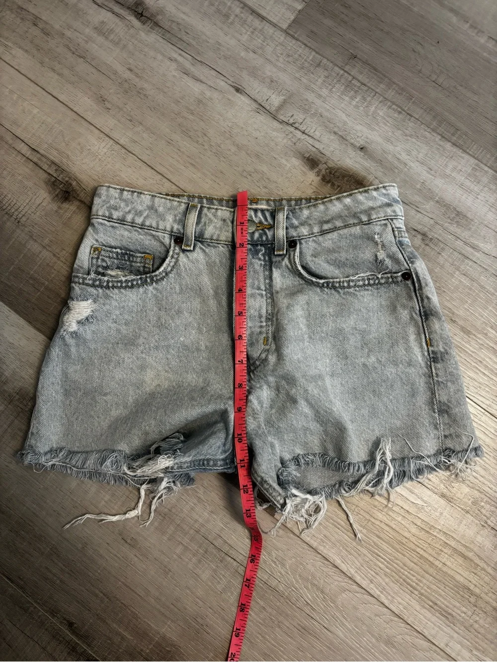 H&M High Rise Distressed Denim Shorts Light Wash Frayed Hem Size 4